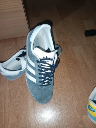 Zapatillas Adidas Gazelle Grises y Blancas