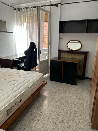 Habitación completa con cama doble y escritorio