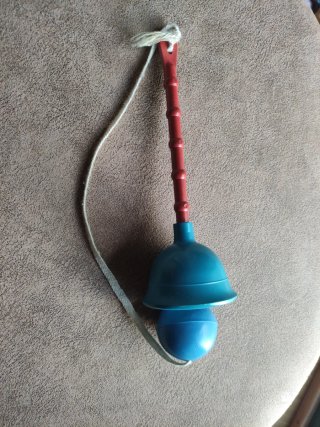 Juego cuela la bola con cuerda