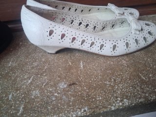 Zapatos blancos con lazo y perforaciones