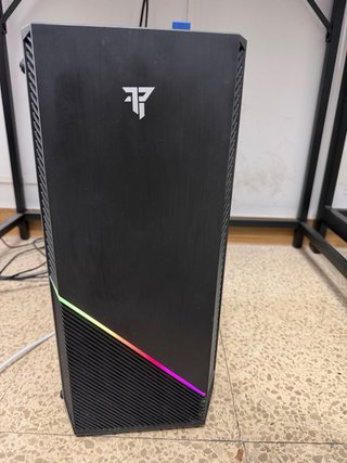 PC de sobremesa torre negra