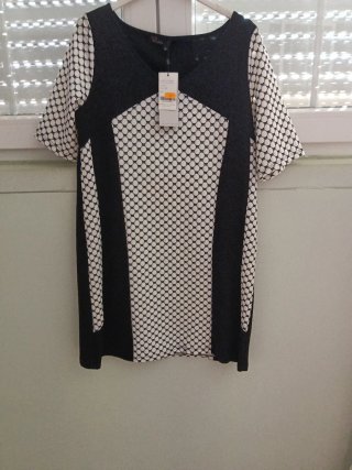Vestido negro y blanco con etiqueta