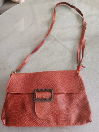 Bolso de piel con estampado de serpiente