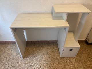 Escritorio Blanco con Estantería