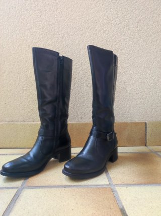 Botas altas de piel negras