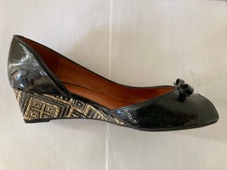 Zapatos Hispanitas Negros con Tacón Estampado