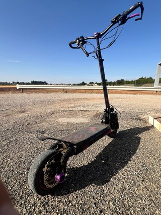 Patinete Eléctrico con Detalles en Morado