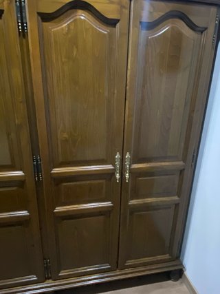 Armario de castaño macizo oscuro