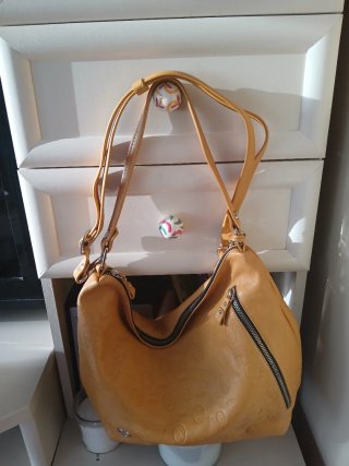 Bolso de piel amarillo