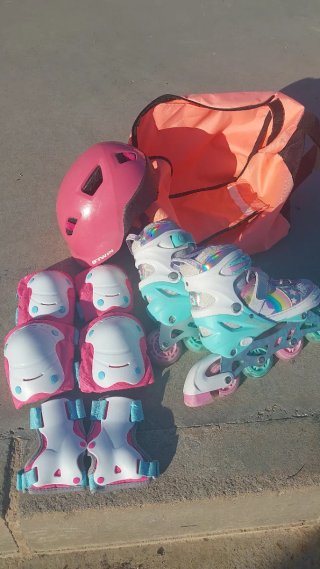 Lote Patines en línea con protecciones y bolsa.