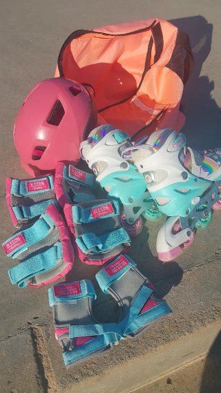 Lote Patines en línea con protecciones y bolsa.