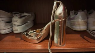 Zapatos de tacón dorados