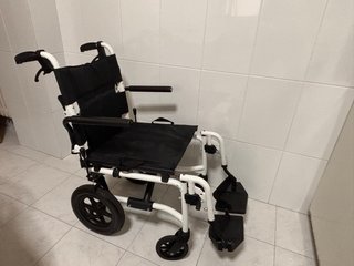Silla de ruedas estrecha y plegable.