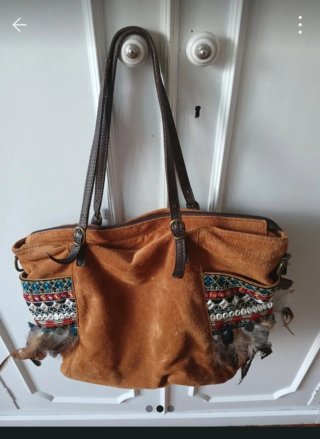 Bolso de piel marrón con adornos