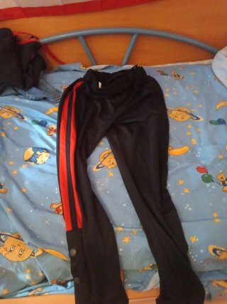 Pantalón chándal negro y rojo talla L