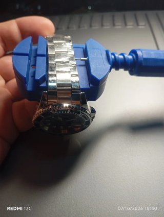 Attrezzo per regolare bracciale orologio