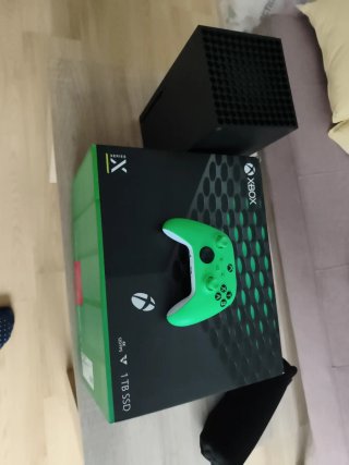 Xbox Series X con caja y mando verde