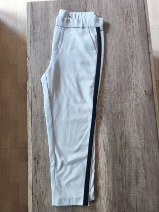 Pantalón beige con raya lateral negra