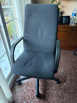 Silla de oficina negra con ruedas
