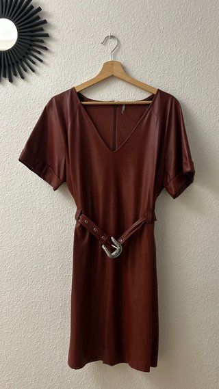 Vestido efecto piel marrón Only con cinturón