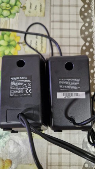 Altavoces AmazonBasics Negros