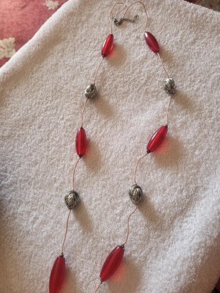 Collar largo con cuentas rojas y plateadas