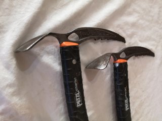 2 Piolet PETZL Summit 59 cm – mango engomado
