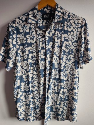 Camisa Hawaiana Estampada Azul y Blanca