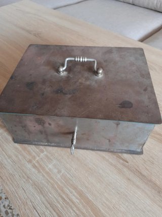 Caja de seguridad metálica con llave