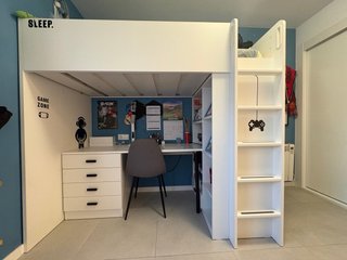 Cama Alta con Escritorio y Estantería.