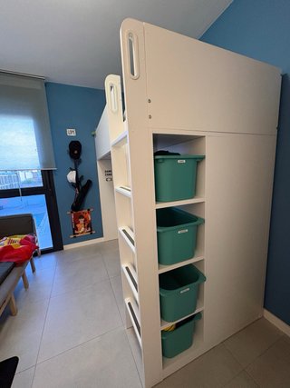 Cama Alta con Escritorio y Estantería.