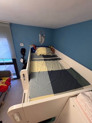Cama Alta con Escritorio y Estantería.