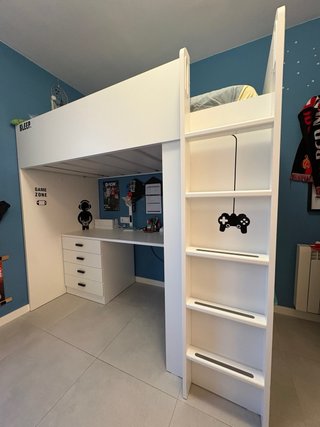 Cama Alta con Escritorio y Estantería.