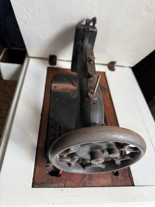 Máquina de coser antigua con mueble