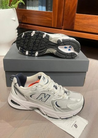 Zapatillas New Balance plateadas y blancas