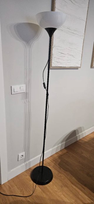 Lámpara de pie negra tulipa blanca 175 cm de alto