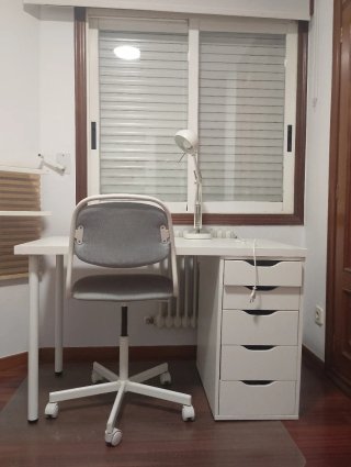 Conjunto mesa, silla y flexo