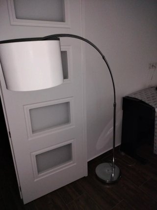 Lámpara de pie arco 150cm alto. Se apaga y enciend