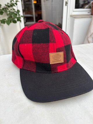Gorra Pull and Bear Cuadros Rojo y Negro