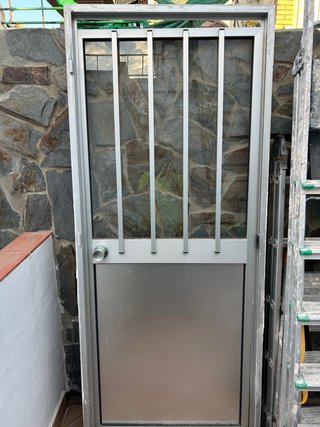 Puerta de Aluminio con Reja