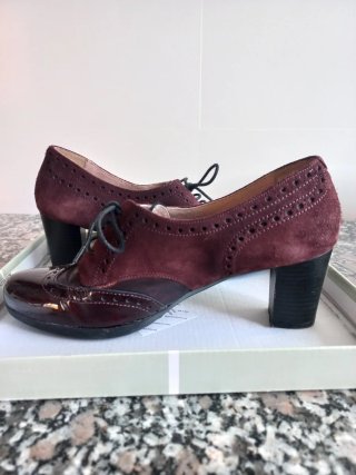 Zapatos de tacón con cordones y picado, burdeos