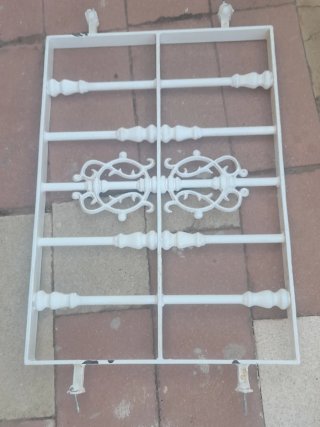 Ventana de aluminio y reja deHierro Blanca