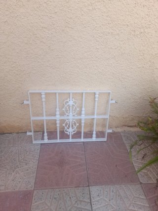 Ventana de aluminio y reja deHierro Blanca