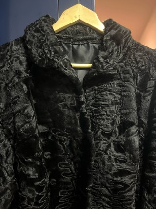 Elegante abrigo de astracán negro