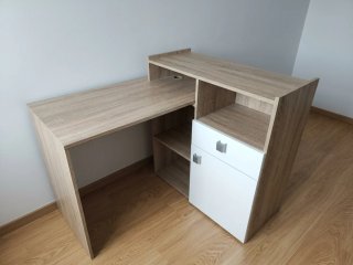 Escritorio de madera con cajones