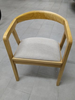 Silla de madera maciza con asiento tapizado