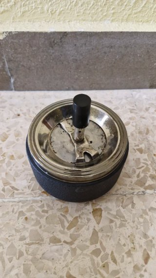 Cenicero antiguo metálico