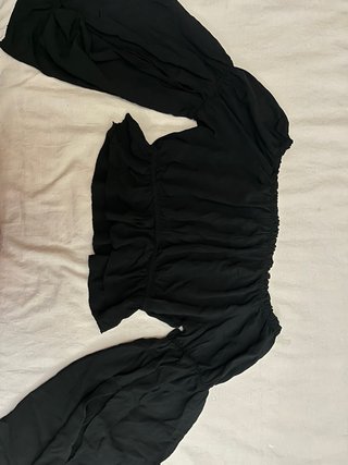 Blusa Negra con Hombros Descubiertos