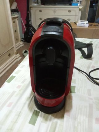 Cafetera de cápsulas roja