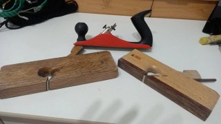 Tres cepillos de carpintero manuales